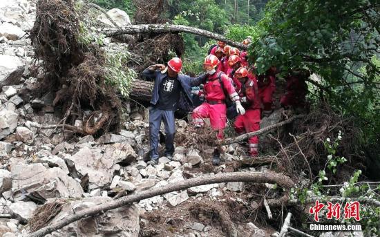 8月12日，中国国际救援队再次深入九寨沟“8.8”地震震中，成功将一名遇难者遗体转运出来。 中新社发 王路宽 摄