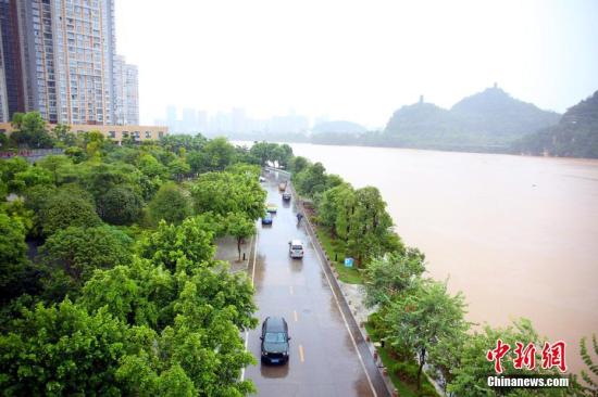 柳江柳州市区段沿岸亲水平台被洪水淹没。朱柳融 摄