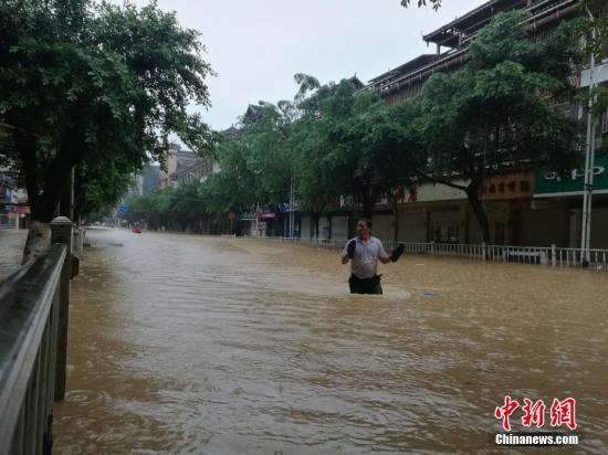 8月14日，受流域内持续强降雨影响，广西柳州市融水苗族自治县融江河水暴涨，县城老城区被淹，居民只得乘船出行。蒙鸣明 摄