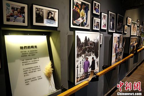 图为台湾首座慰安妇纪念馆阿嬷家――和平与女性人权馆中的照片墙(资料图)。 中新社记者 李欣 摄