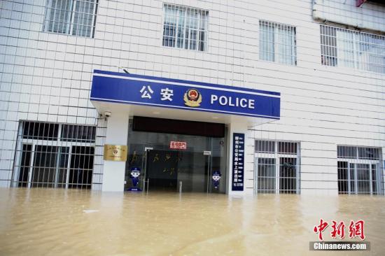 8月15日，因上游持续强降雨，柳江河广西柳州市区河段洪水暴涨。 图/朱柳融 文/蒙鸣明