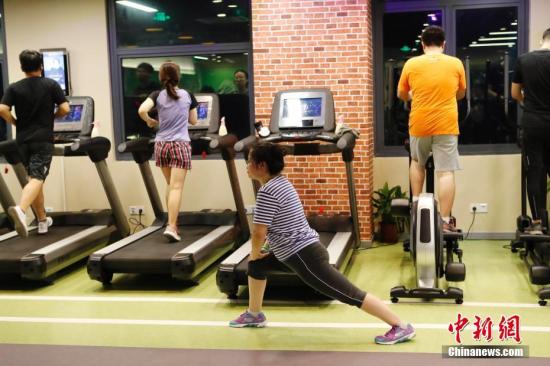 资料图：民众在健身房锻炼身体。中新社记者 殷立勤 摄