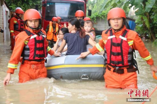 “天鸽”携暴雨致广西钦州44人被困。中新社记者 周彦林 摄