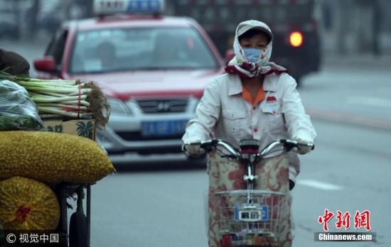 2017年8月28日，沈阳迎来大幅降温天气，局部地区最低气温将降至10℃以下，市民穿秋冬服装出行。 图片来源：视觉中国