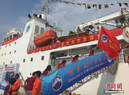 8月28日，中国目前最先进的新一代科考船“向阳红01”号从青岛起航，开始执行首次环球海洋综合科学考察，这是中国首次将大洋科考与极地科考整合在一起的环球海洋综合科学考察。中新社记者 阮煜琳 摄