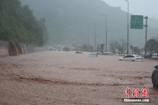 资料投入：四川雅安市遭强降雨袭击。 四川雅安消防 供图