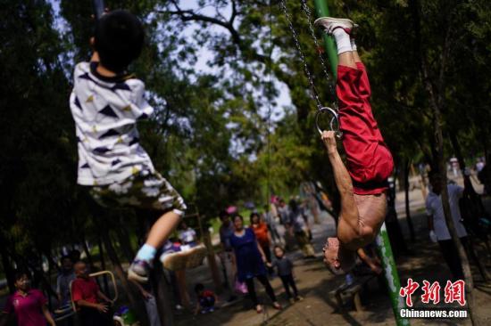 9月2日，天津西沽公园，常年活跃着一群以单杠、双杠、吊环、爬杆等为主要器械锻炼身体的老年人。 中新社记者 佟郁 摄