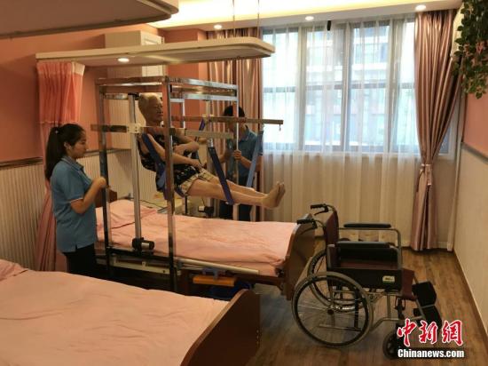 资料图：重庆一养老服务所自主设计的一款专为失能老人服务的“移动机”投用。钟欣 摄