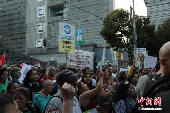 资料图：成百上千人集聚在美国旧金山第七街和米逊街交界的联邦大厦前，抗议美政府废除DACA计划。 