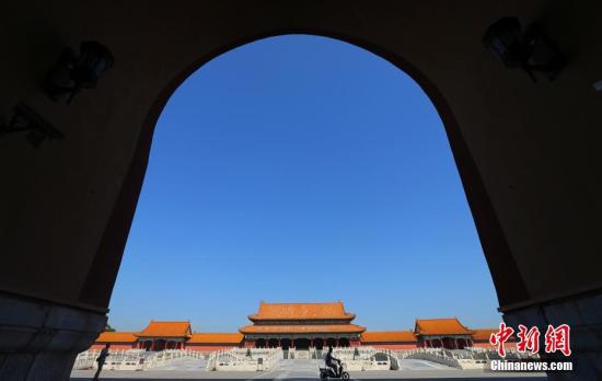 9月18日，故宫博物院工作人员在故宫内穿行。近日京城上空的灰色被弱冷空气吹散，恢复了蓝天白云的“高颜值”。中新社记者 杨可佳 摄