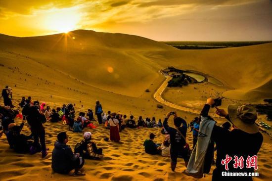 美丽的大漠风光吸引了成千上万的中外游客前来观光游览。 王斌银 摄