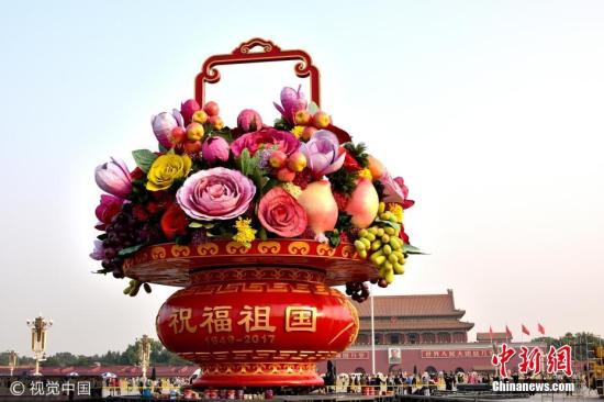 2017年9月24日，北京，国庆节临近，天安门广场节日气氛渐浓，广受关注的天安门广场中心花坛“祝福祖国”大型花篮景观吊装完成。 图片来源：视觉中国