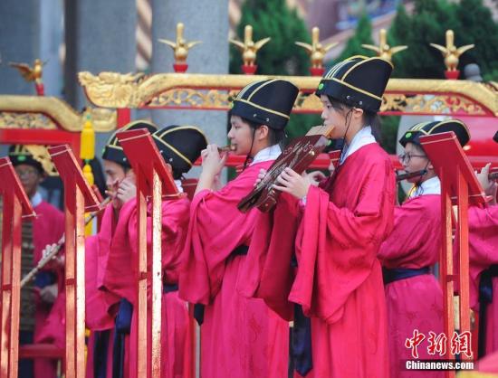 9月28日清晨，台北孔庙隆重举行祭孔大典，纪念孔子诞辰2567周年。活动遵循传统古礼仪节，分37个步骤进行。图为“乐生”在奏乐。 中新社记者 蒋雪林 摄