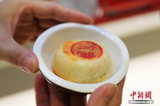 杭州一餐厅推出小龙虾馅月饼 。 中新社记者 王远 摄