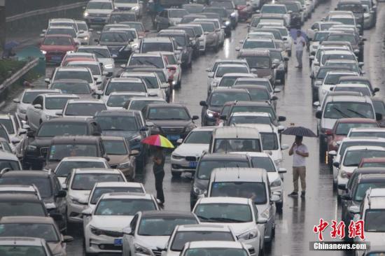 10月1日，通往南京长江二桥的高速公路上，大批车辆拥堵不前。当日是中国国庆长假首日，多地出现出行高峰。中新社记者 泱波 摄