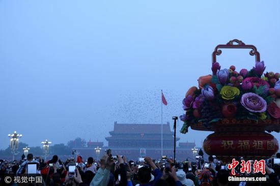 10月1日，北京，近10万各界群众在天安门广场观看升国旗仪式的场景。蒋建华 摄 图片来源：视觉中国
