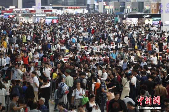 10月1日，国庆长假首日，上海虹桥火车站开启“黄金周”模式，站内客流呈现大幅上升态势，候车大厅内人山人海。 张亨伟 摄
