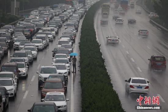 10月1日，通往南京长江二桥的高速公路上，大批车辆拥堵不前。当日是中国国庆长假首日，多地出现出行高峰。中新社记者 泱波 摄