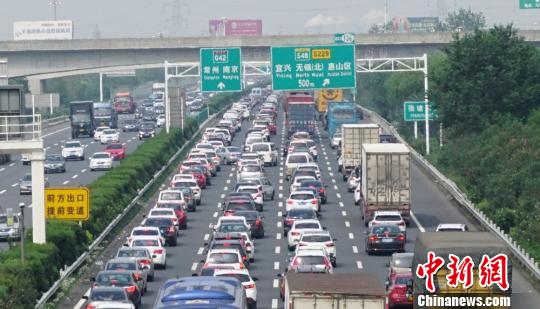 国庆首日沪宁高速无锡段，无锡至无锡北之间，车流量猛增。　孙权 摄