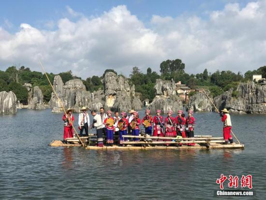 10月1日，国庆长假第一天，云南石林风景区内游人如织。图为“阿诗玛”们唱情歌。中新社记者 史广林 摄