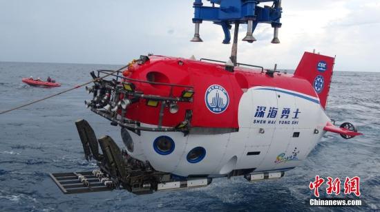 10月3日，“深海勇士”号载人深潜试验队在中国南海完成“深海勇士”号载人潜水器的全部海上试验。“深海勇士”号载人潜水器是国家“十二五”863计划的重大研制任务，由中国船舶重工集团702所牵头、国内94家单位共同参与。图为8月中旬拍摄的“深海勇士”号载人潜水器海上试验。 中新社记者 张素 摄