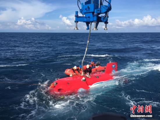 图为“深海勇士”号载人潜水器进行海上试验。 中新社记者 张素 摄