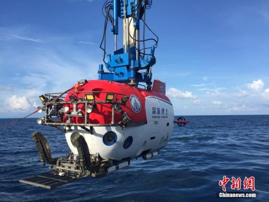 2017年10月3日，“深海勇士”号载人深潜试验队在我国南海完成“深海勇士”号载人潜水器的全部海上试验任务后，胜利返航三亚港。“深海勇士”号载人潜水器是“十二五”863计划的重大研制任务，由中国船舶重工集团702所牵头、国内94家单位共同参与，研发团队历经八年持续艰苦攻关，在“蛟龙”号研制与应用的基础上，进一步提升我国载人深潜核心技术及关键部件自主创新能力，降低运维成本，有力推动深海装备功能化、谱系化建设。试验队于2017年8月16日从三亚港启航，圆满完成了各项海试任务，通过了中国船级社的入级检验和专家组现场验收。“深海勇士”号将面向全国开放，在未来将迅速开展一系列科学应用，必将成为我国挺...