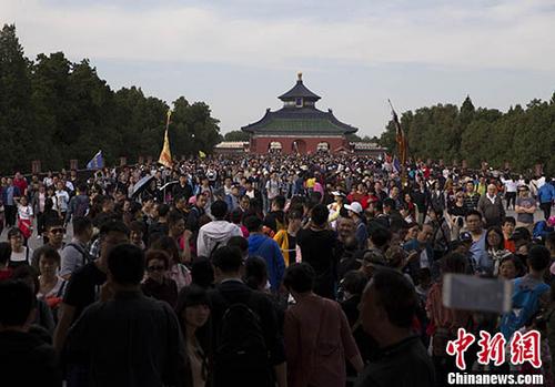 资料图：游客在北京天坛公园游览。 中新社记者 刘关关 摄