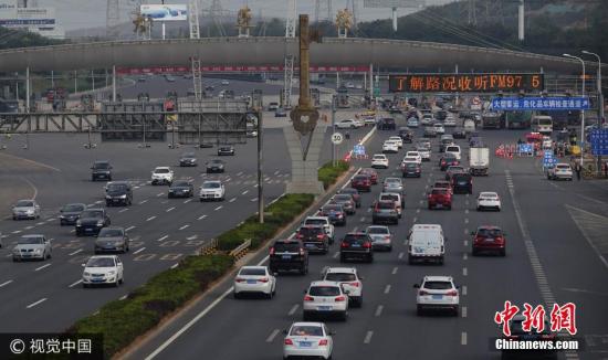 资料图：高速公路的车流。 刘德斌 摄 图片来源：视觉中国
