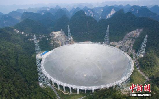 图为2016年9月25日，世界最大单口径射电望远镜――500米口径球面射电望远镜(简称FAST)在贵州平塘县克度镇喀斯特洼坑中落成。
中新社记者 贺俊怡 摄