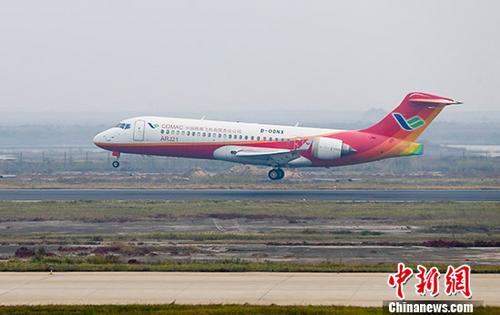 中国完全自主设计并制造的支线客机ARJ21―700飞机。 中新社发 商飞 摄