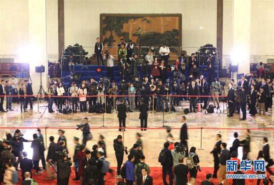 10月18日，中国共产党第十九次全国代表大会在北京人民大会堂开幕。这是开幕会前，代表接受采访。 新华社记者 王晔 摄 图片来源：新华网