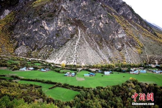 资料图：西藏林芝山村，良好的生态环境令人神往。 中新社记者 陈文 摄