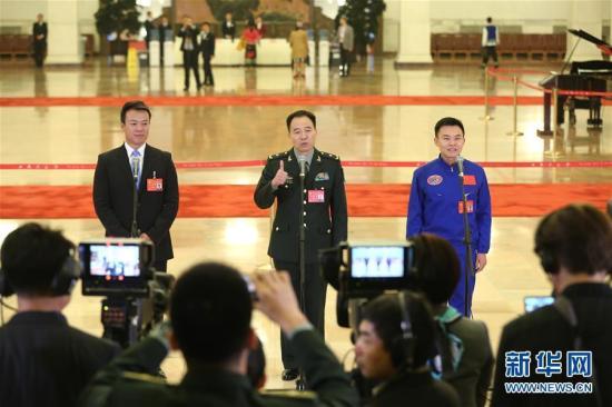 10月18日，中国共产党第十九次全国代表大会在北京人民大会堂开幕。这是开幕会前，赵宏博、景海鹏、唐嘉陵代表(自左至右)接受采访。新华社记者 殷刚 摄 图片来源：新华网