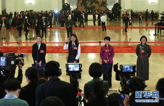 10月18日，中国共产党第十九次全国代表大会在北京人民大会堂开幕。这是开幕会前，吴敏霞、杜玉涛、蒙曼、卢丽安代表（自左至右）接受采访。新华社记者 殷刚 摄 图片来源：新华网