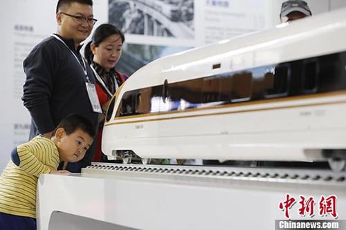 资料图：中国铁路加强创新与合作，助力“一带一路”建设。图为中国标准动车组“复兴号”模型。中新社记者 殷立勤 摄