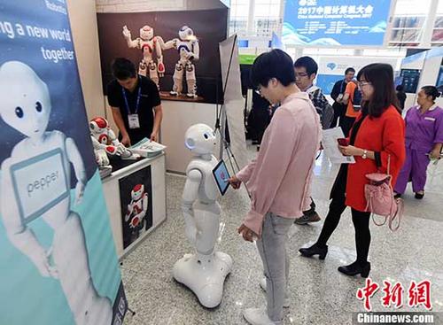 10月26日，以“人工智能改变世界（AIChangestheWorld）”为主题的2017中国计算机大会（CNCC2017）在福州海峡国际会展中心开幕。图为大会展览展示区内，一港资参展企业展示的智能机器人吸引参会人士的眼球。 中新社记者 刘可耕 摄