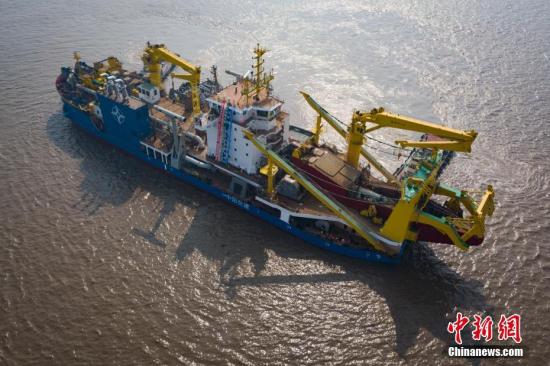 11月3日，长140米、宽27.8米的亚洲最大绞吸挖泥船“天鲲号”在江苏启东成功下水。 中新社记者 泱波 摄