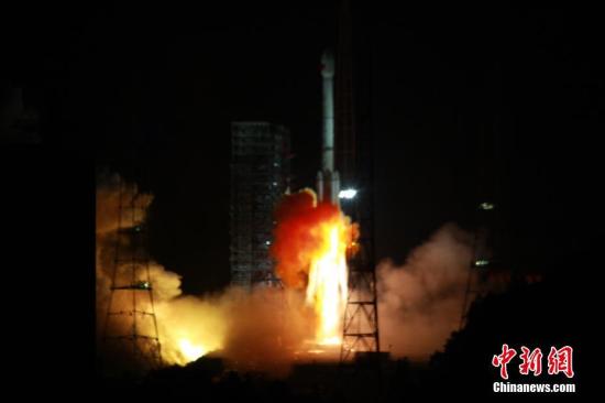 资料图：2017年11月5日，中国在西昌卫星发射中心用长征三号乙运载火箭，以“一箭双星”方式成功发射第24颗、第25颗北斗导航卫星。中新社发 谢奇勇 摄