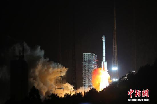 资料图：11月5日，中国在西昌卫星发射中心用长征三号乙运载火箭，以“一箭双星”方式成功发射第24颗、第25颗北斗导航卫星，开启北斗卫星导航系统全球组网新时代。中新社发 王玉磊 摄