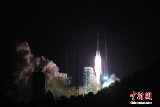 11月5日，中国在西昌卫星发射中心用长征三号乙运载火箭，以“一箭双星”方式成功发射第24颗、第25颗北斗导航卫星。中新社发 王玉磊 摄
