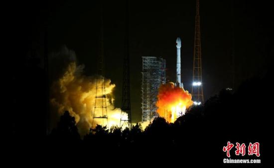 11月5日，中国在西昌卫星发射中心用长征三号乙运载火箭，以“一箭双星”方式成功发射第24颗、第25颗北斗导航卫星。这是中国长征系列运载火箭的第253次发射，长征三号甲系列火箭的第81次发射，远征一号上面级的第四次发射。中新社发 李晋 摄