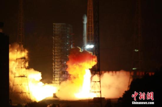 11月5日，中国在西昌卫星发射中心用长征三号乙运载火箭，以“一箭双星”方式成功发射第24颗、第25颗北斗导航卫星。中新社发 谢奇勇 摄
