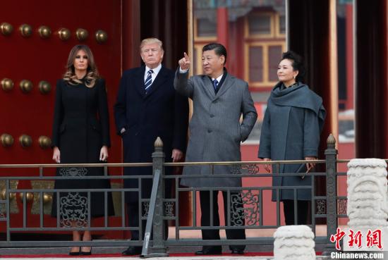 11月8日，中国国家主席习近平和夫人彭丽媛陪同来华进行国事访问的美国总统特朗普和夫人梅拉尼娅参观故宫博物院。中新社记者 杜洋 摄