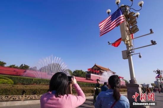 资料图：2017年11月8日，北京天安门前悬挂起中美两国国旗。美国总统特朗普8日开始访华。中新社记者 贾天勇 摄