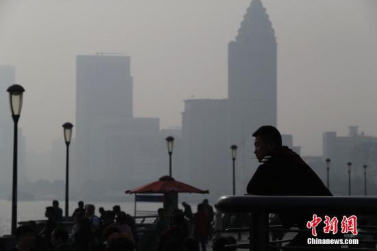 资料图：雾霾重袭，上海“天际线”若隐若现。张亨伟 摄