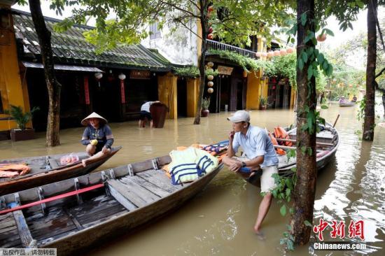 台风“达维”4日在越南登陆，是数十年来袭击越南南部沿海地区最严重的一次台风。图为会安古城内的积水严重。