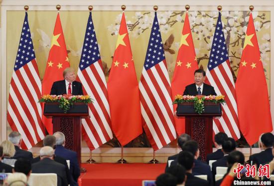 11月9日，中国国家主席习近平与美国总统特朗普在北京人民大会堂共同会见记者。中新社记者 毛建军 摄