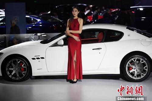 11月9日，2017第14届中国西南（昆明）国际汽车博览会在昆明滇池国际会展中心开展，市民欣赏了一场汽车盛宴。会展现场还展出了新能源汽车及机车。中新社记者 李进红 摄