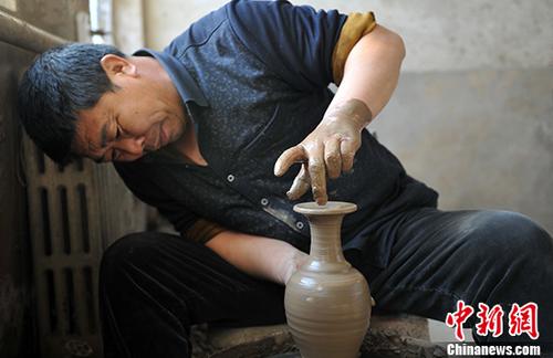 资料图：黑陶匠人正在进行拉坯制作。 中新社记者 韩冰 摄